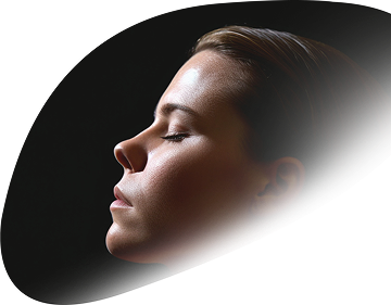 Rosto de perfil de uma mulher com os olhos fechados e expressão serena.